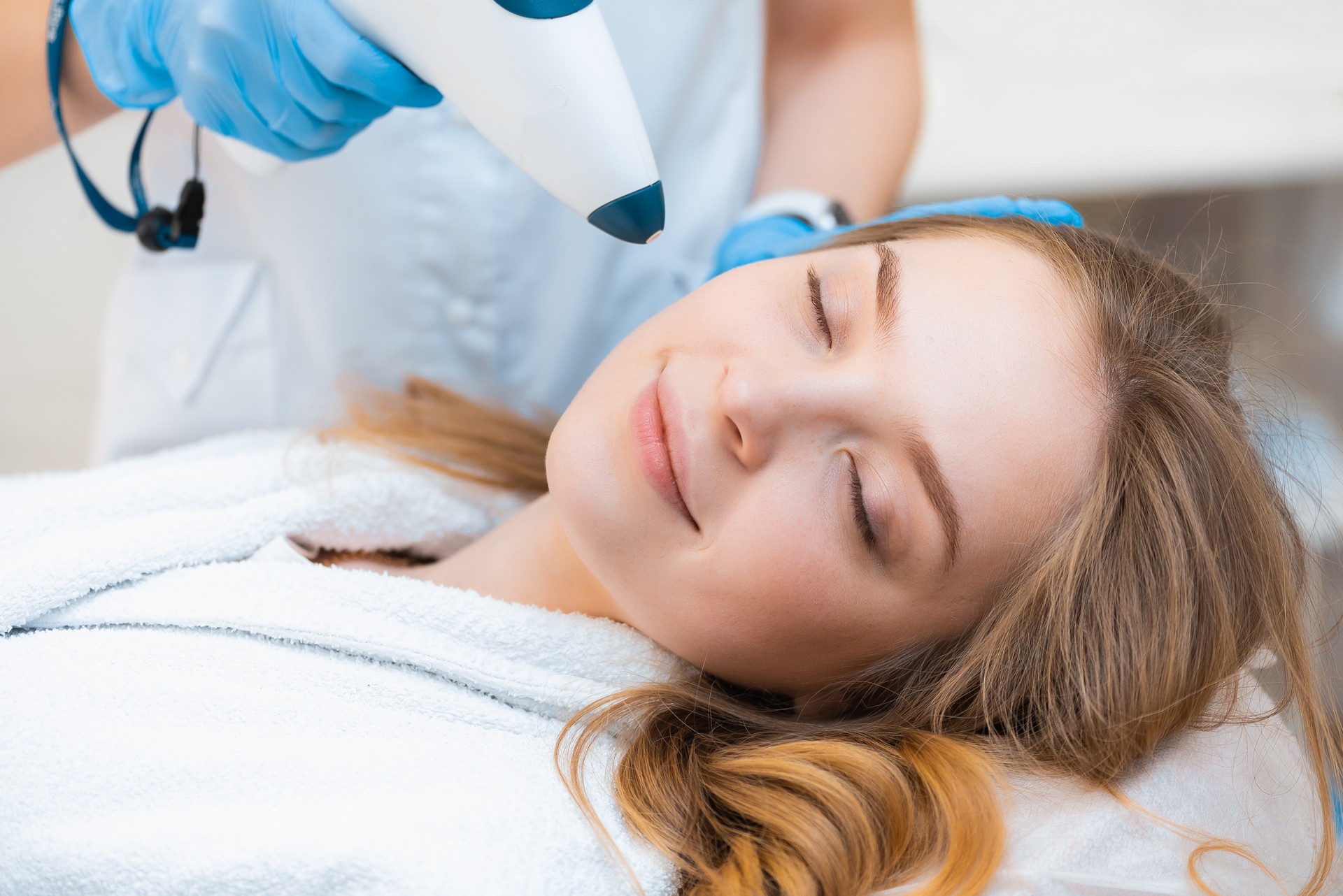 A beautiful attractive girl gets a cool lifting procedure with a non-injection carbon dioxide gun